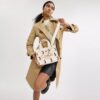 Torba typu cargo Disney X Coach 26 z Myszką Miki, wykonana z płótna bawełnianego pochodzącego z upraw regeneracyjnych