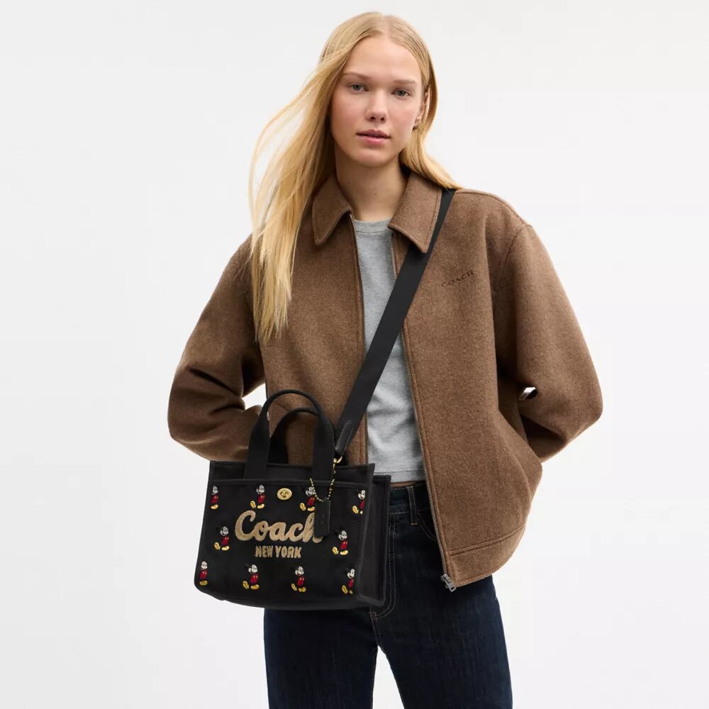 Torba typu cargo Disney X Coach 26 z Myszką Miki, wykonana z płótna bawełnianego pochodzącego z upraw regeneracyjnych