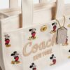 Torba typu cargo Disney X Coach 26 z Myszką Miki, wykonana z płótna bawełnianego pochodzącego z upraw regeneracyjnych