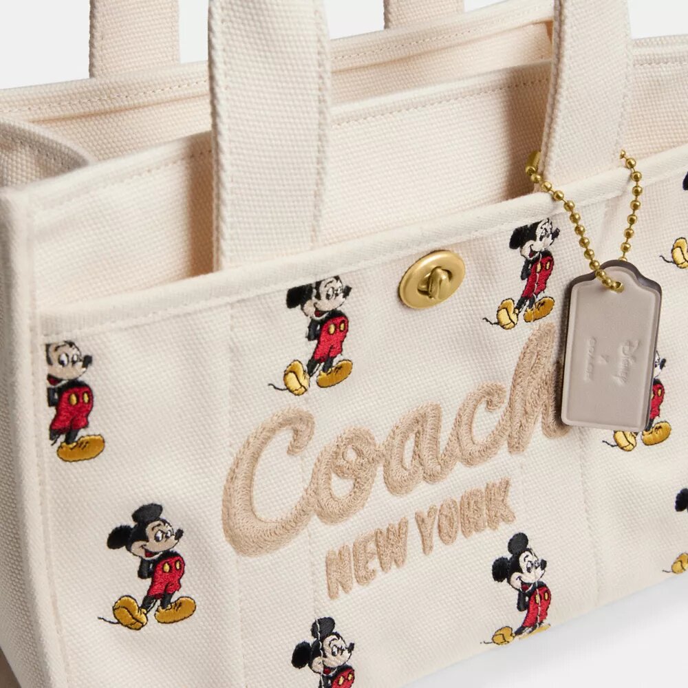 Torba typu cargo Disney X Coach 26 z Myszką Miki, wykonana z płótna bawełnianego pochodzącego z upraw regeneracyjnych