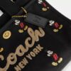 Torba typu cargo Disney X Coach 26 z Myszką Miki, wykonana z płótna bawełnianego pochodzącego z upraw regeneracyjnych