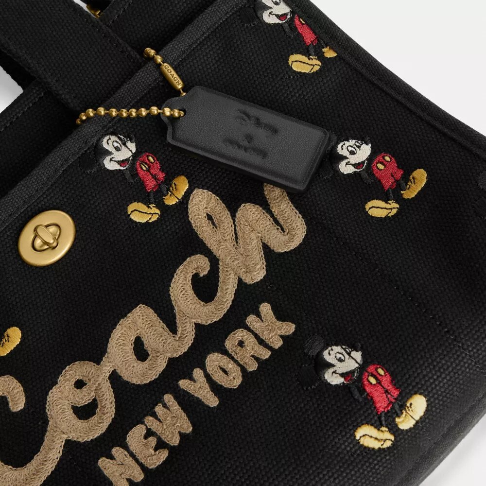 Torba typu cargo Disney X Coach 26 z Myszką Miki, wykonana z płótna bawełnianego pochodzącego z upraw regeneracyjnych