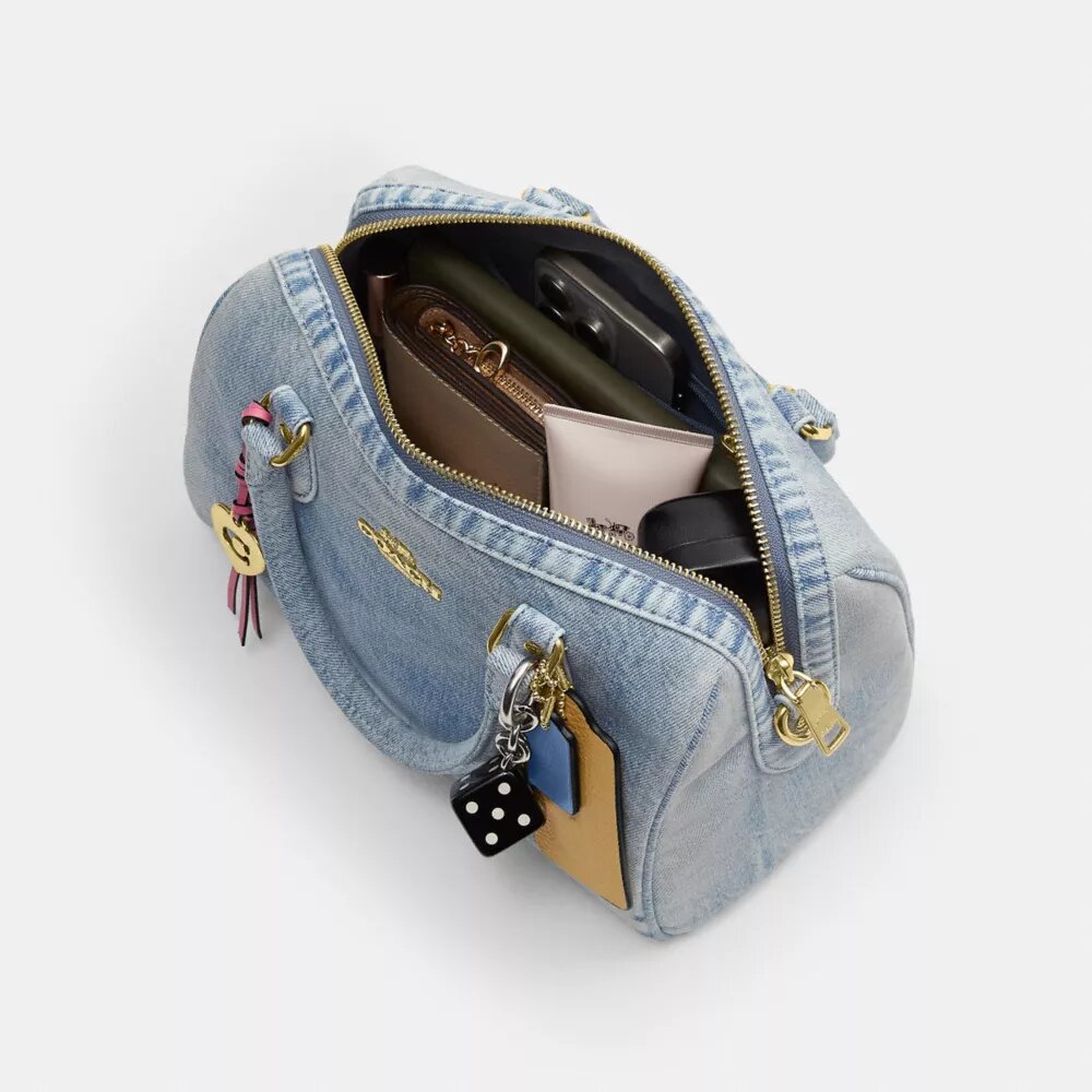 Torba typu satchel Rowan z postarzanego dżinsu z zawieszkami