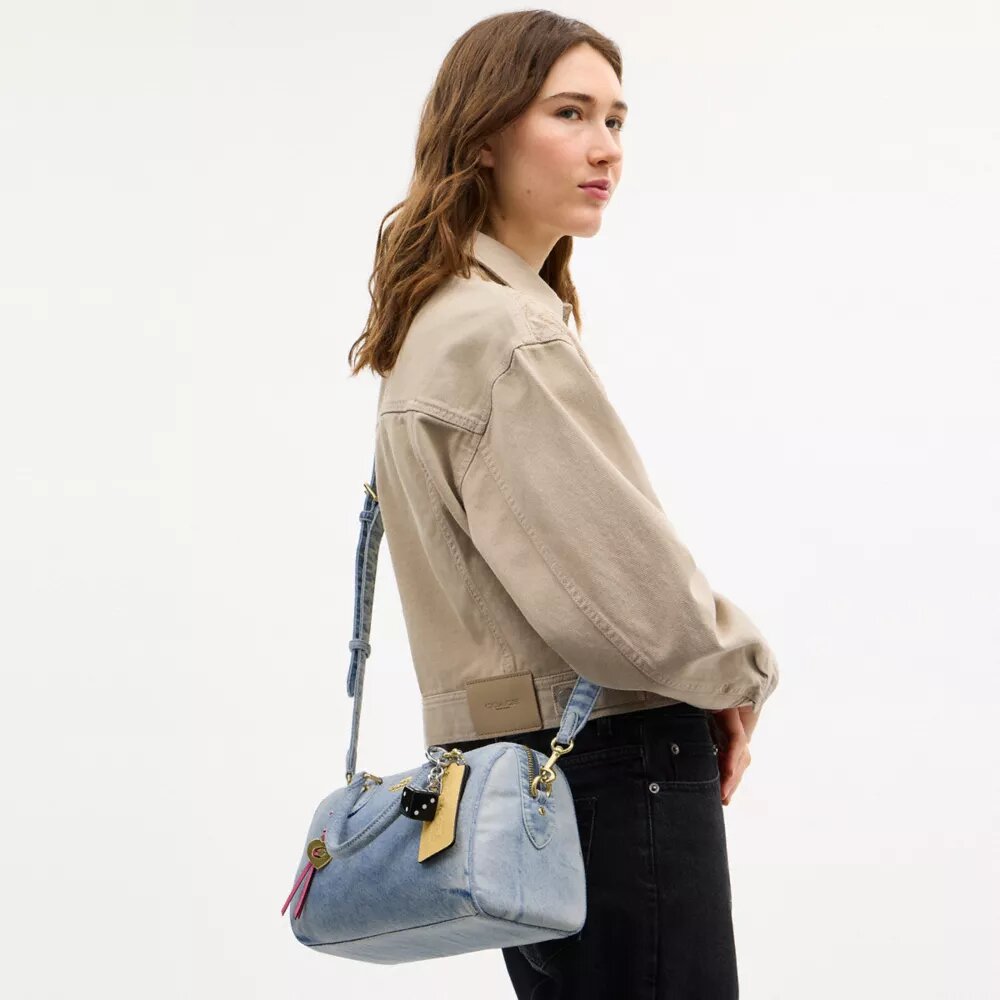 Torba typu satchel Rowan z postarzanego dżinsu z zawieszkami