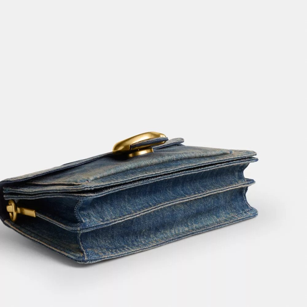 Torebka na ramię Tabby 26 z denimu z bawełny pochodzącej z upraw regeneracyjnych