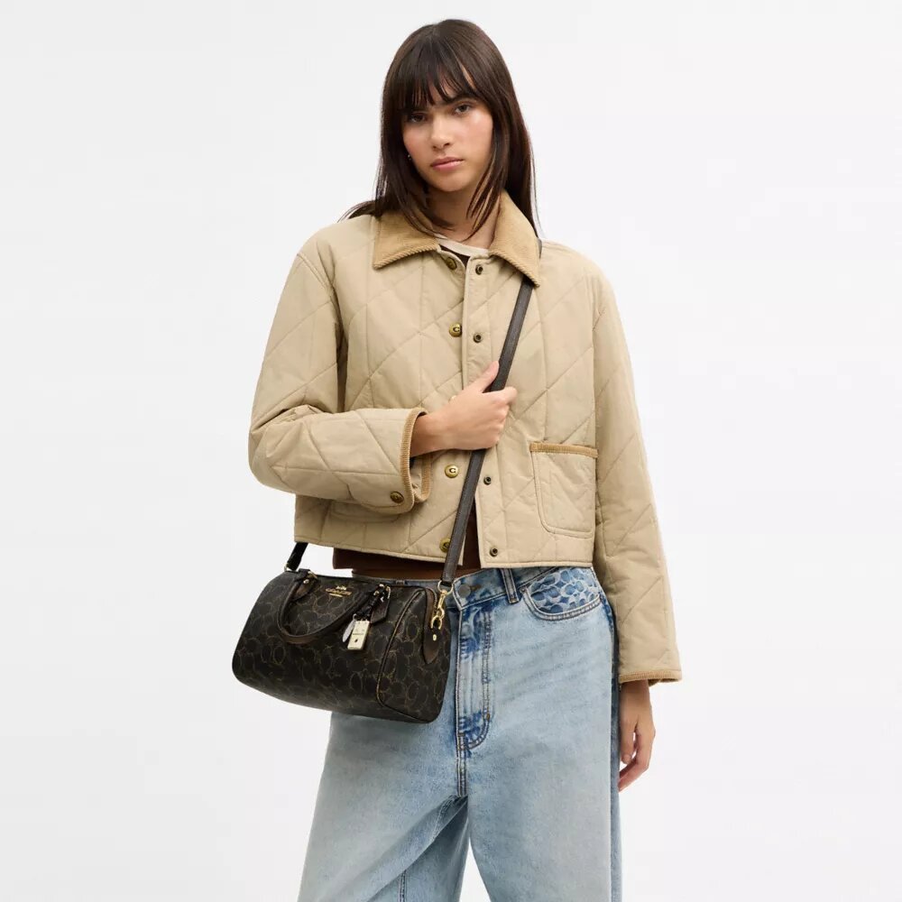 Torebka typu satchel Rowan z Signature Canvas z zawieszkami