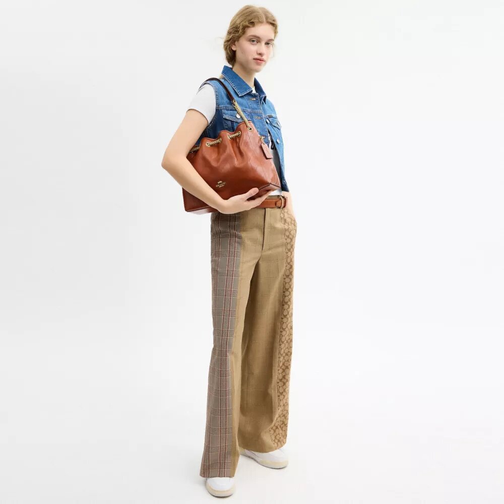 Torebki na ramię Evelyn z pikowaniem i zawieszką