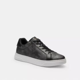 Wysokie sneakersy z charakterystycznym nadrukiem w kamuflażu